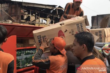 Kelurahan Kebon Kacang distribusikan bantuan kepada korban kebakaran