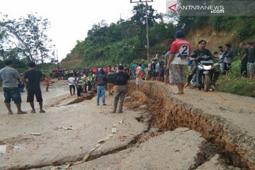 Jalan Trans Sulawesi amblas, roda empat tidak bisa melintas