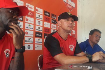 Kalteng Putra fokus antisipasi tendangan bebas saat melawan Borneo FC