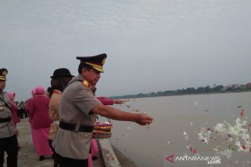 Kapolda Jambi tabur bunga di Sungai Batanghari