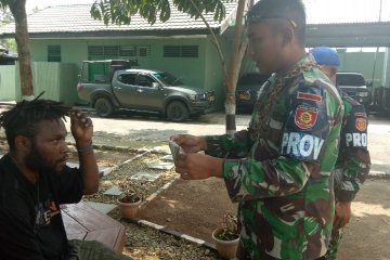 Satgas Pamtas sita ganja dan ratusan botol minuman keras