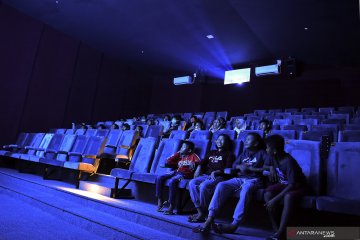 Bioskop rakyat di Pasar Teluk Gong