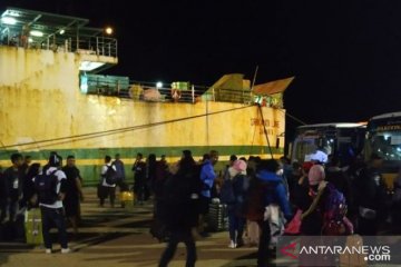 Penumpang kapal di Pelabuhan Pangkalbalam turun jelang Natal