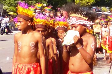 Seribu penari Biak meriahkan lomba parade tarian Wor