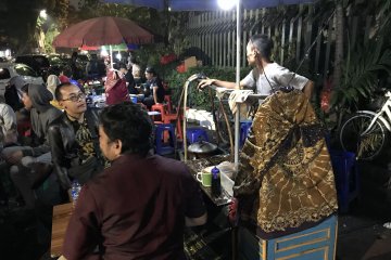 Hindari berebut parkir kuliner Gultik, warga datang malam hari