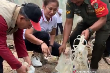 Pemkot Bogor temukan limbah medis terapung di Sungai Ciliwung