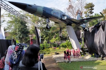 TNI-AU hadiahi Taman Lalu Lintas Bandung pesawat tempur F-5