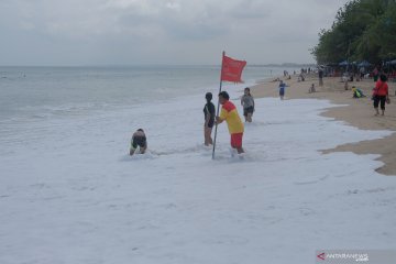 Peringatan gelombang pasang pantai Kuta