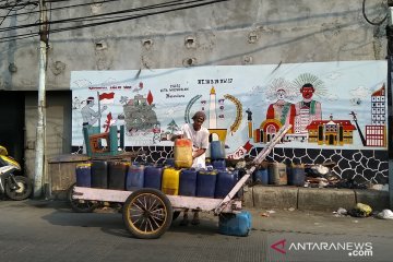 Dari hujan ke kemarau warga Muara Baru tetap beli air bersih