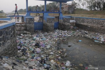 Sampah plastik penuhi saluran irigasi