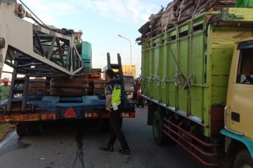 Mobil trailer bermuatan alat berat sangkut di tanjakan Jembatan Kuala