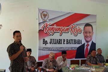 Juliari Batubara cek bantuan komputer sekolah pinggiran Semarang