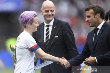 Bos FIFA dan Presiden Prancis dicemooh dalam seremonial juara