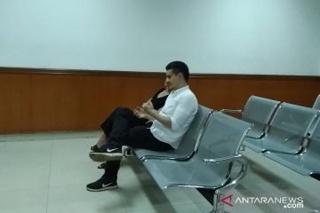 Steve Emmanuel lebih dulu masuk ke ruang sidang