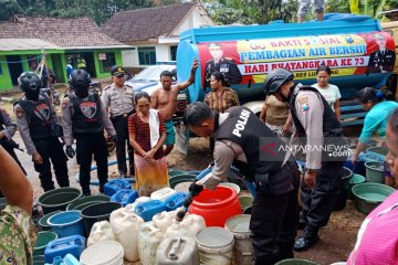 Polres Lumajang bagikan air bersih di wilayah kekeringan