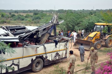 Bus terpental di India tewaskan 28 orang, lukai 18