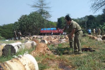 Bongkahan diduga limbah dibuang di bantaran sungai di Semarang