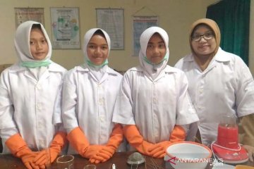 Karya ilmiah remaja SMPN 13 Magelang buat sabun daun ketepeng