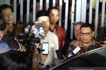 Syafruddin Temenggung sempat tunjukkan buku usai bebas