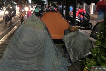 Pencari suaka di Jalan Kebon Sirih butuh bantuan air minum