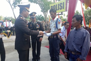 Dua warga Agam mendapatkan penghargaan dari kepolisian