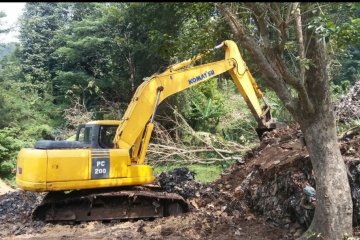 Pemkot Bandarlampung bersihkan longsoran di TPA Bakung