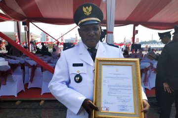 Kepala Desa Sota Papua dapat penghargaan di HUT Bhayangkara