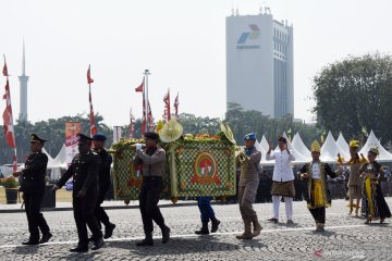 Potongan tumpeng HUT Bhayangkara diserahkan ke polisi heroik