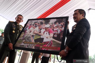Serahkan foto sinergitas TNI-Polri