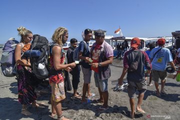 Wisatawan berkunjung ke Tiga Gili