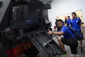 Pemain Persib Bandung keluar Kompleks Stadion Utama GBK naik Barracuda Polri