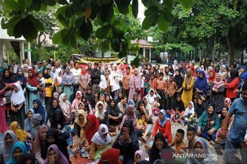 Ratusan orang tua murid protes alih fungsi SD di Pekanbaru jadi pasar