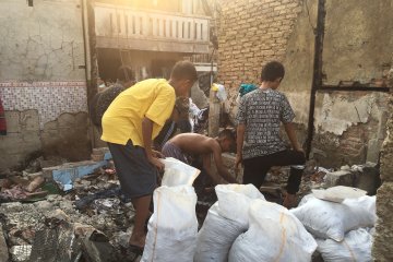 Korban kebakaran Tebet bersihkan puing rumah yang gosong