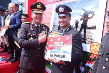 Kadivhumas Polri serahkan hadiah ke pemenang lomba vlog dan foto