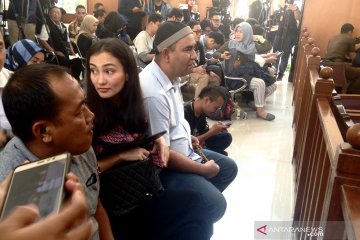 Atiqah Hasiholan berharap hakim memvonis bebas ibunya