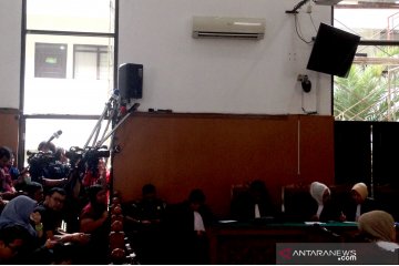 Pengeras suara PN Jaksel tak berfungsi saat sidang putusan Ratna