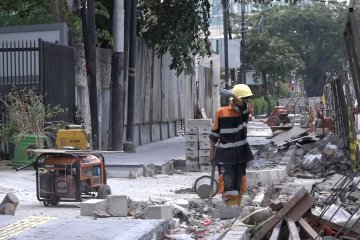 Warga keluhkan pembangunan kembali trotoar Cikini