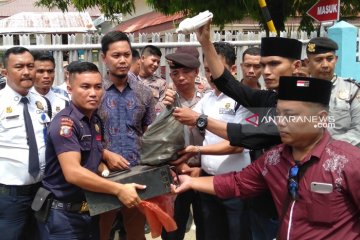 Masyarakat serahkan barang elektronik rusak ke PLN Nias