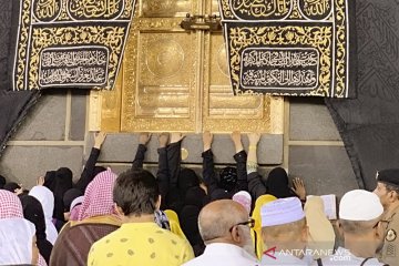 Jamaah memanjatkan doa di depan Kakbah