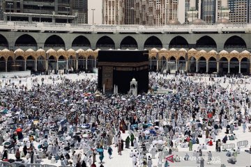 Jamaah shalat Jumat di bawah cuaca panas ekstrim Masjidil Haram