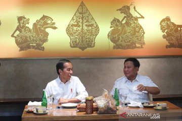 Jokowi-Prabowo makan sate bersama di Senayan