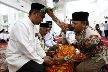Bupati Aceh Besar memimpin "Peusijuek" jamaah calon haji