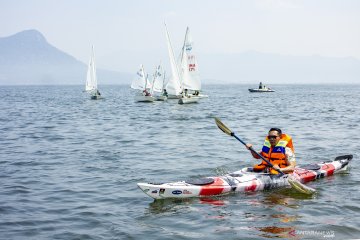 Ridwan Kamil bermain kayak di waduk Jatiluhur