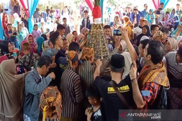 Ratusan warga Pekalongan berebut gunungan seribu lepet