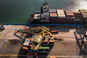 "Container crane" di pelabuhan Tanjung Emas roboh