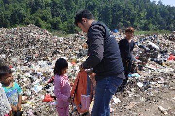 ACT Lampung beri bantuan alat sekolah ke anak-anak di TPA Bakung