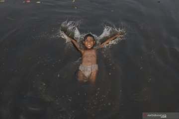 Kehidupan warga Jakarta di sekitar Kanal Banjir Barat