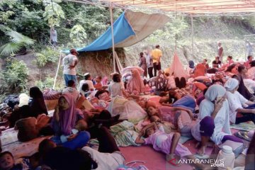 Pengungsi korban gempa Halmahera