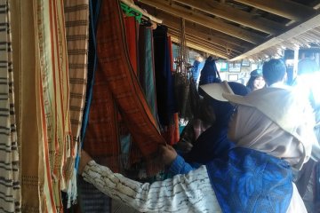 Wisatawan domestik kian terpikat kain tenun Badui