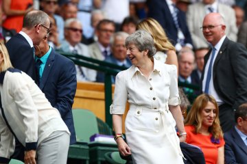 PM Inggris Theresa May berjoget menjelang akhir jabatan